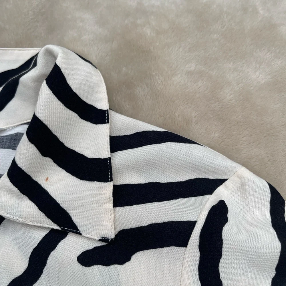 H&M Black and White Striped Maxi Dress size XS

He has a static at the waist. - Picture 10 of 10